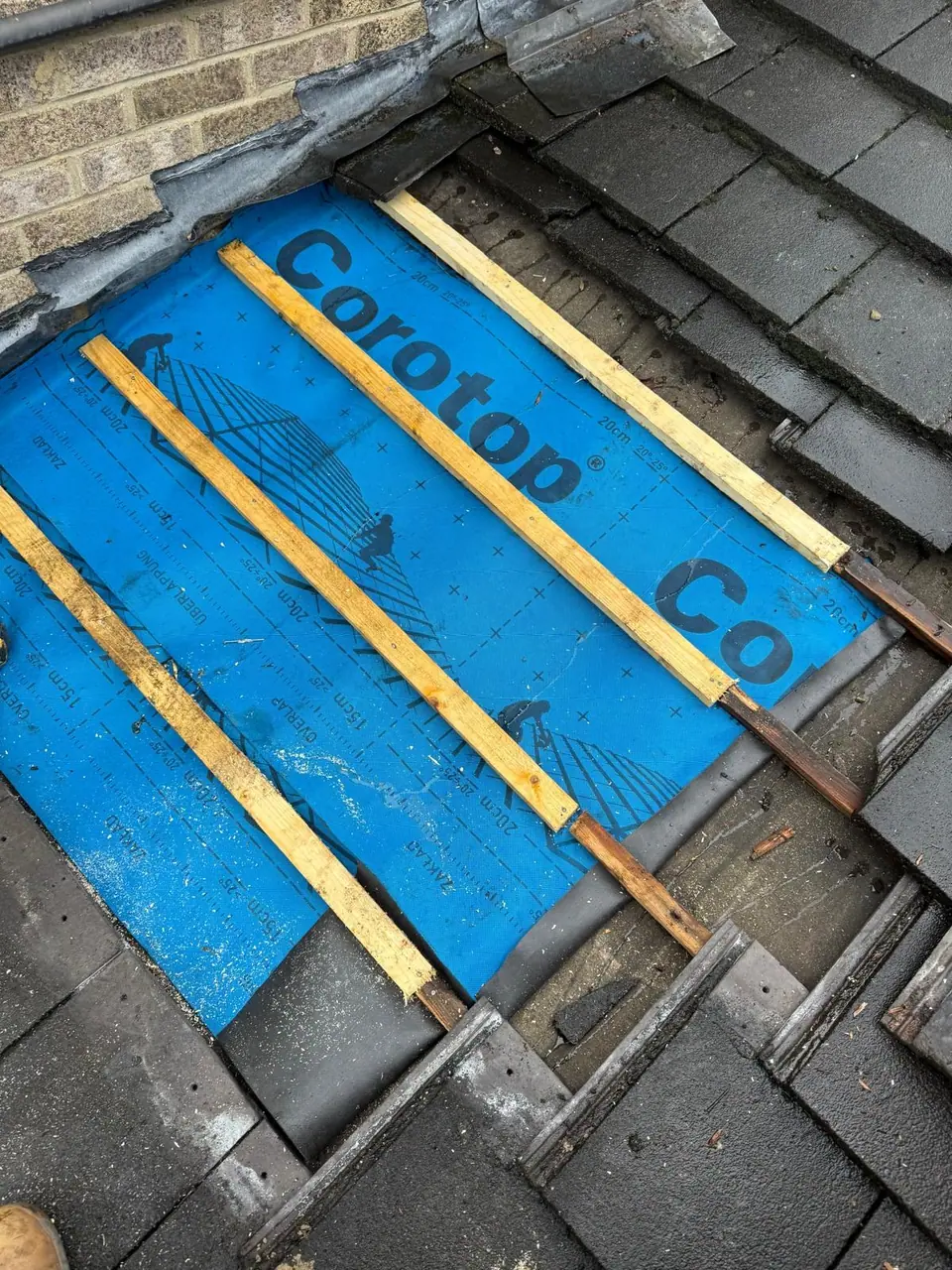 Breathable roofing membrane and timber battens during a re-roof